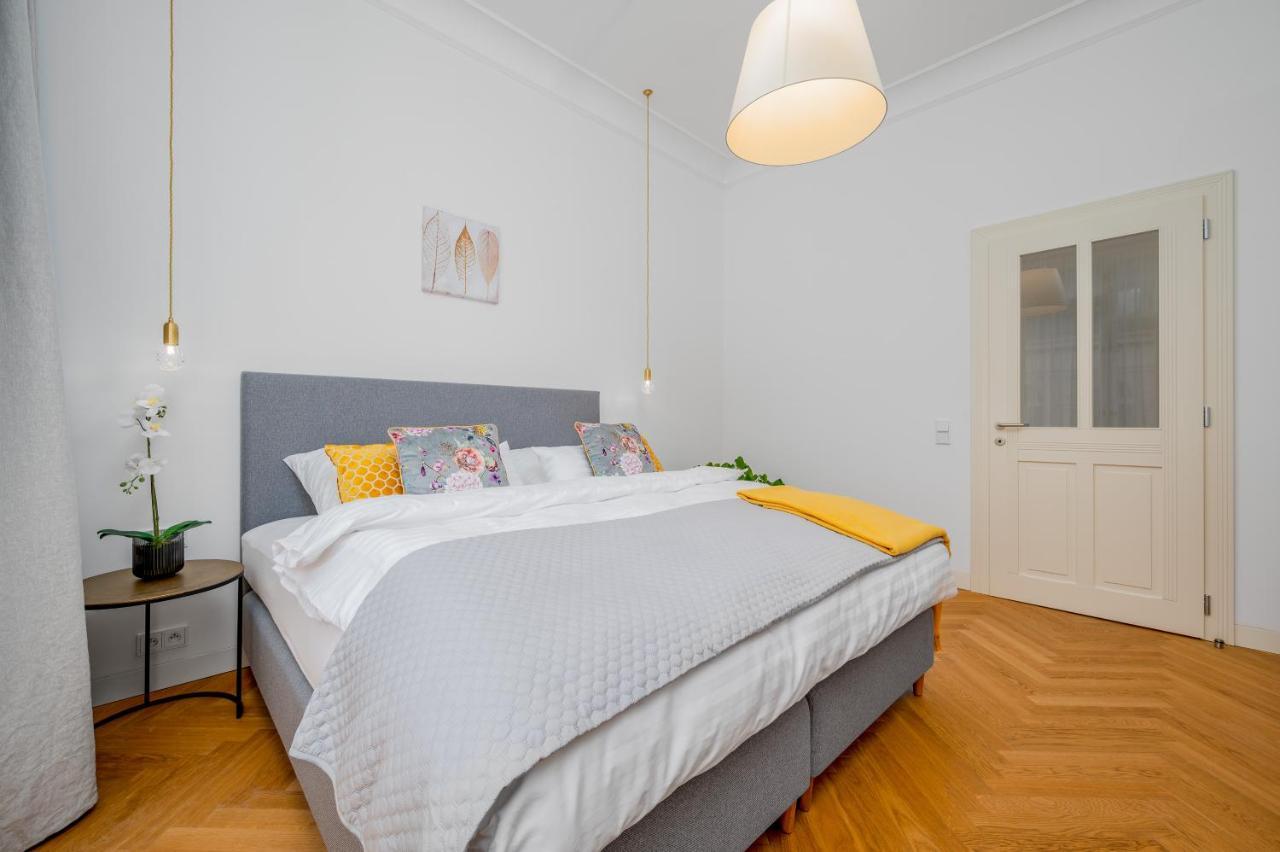 Days - Old Town - Spacious Apartment Prag